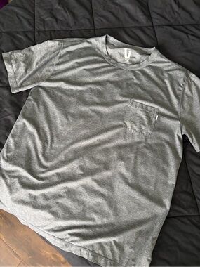 Vuori Men’s Heather Gray Pocket Crew Tee